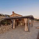 Heritage Stonehouse Jure